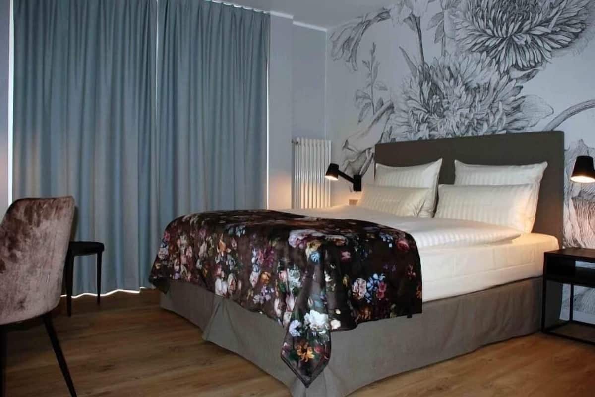 Premium-sengetøj, minibar, pengeskab på værelset, skrivebord