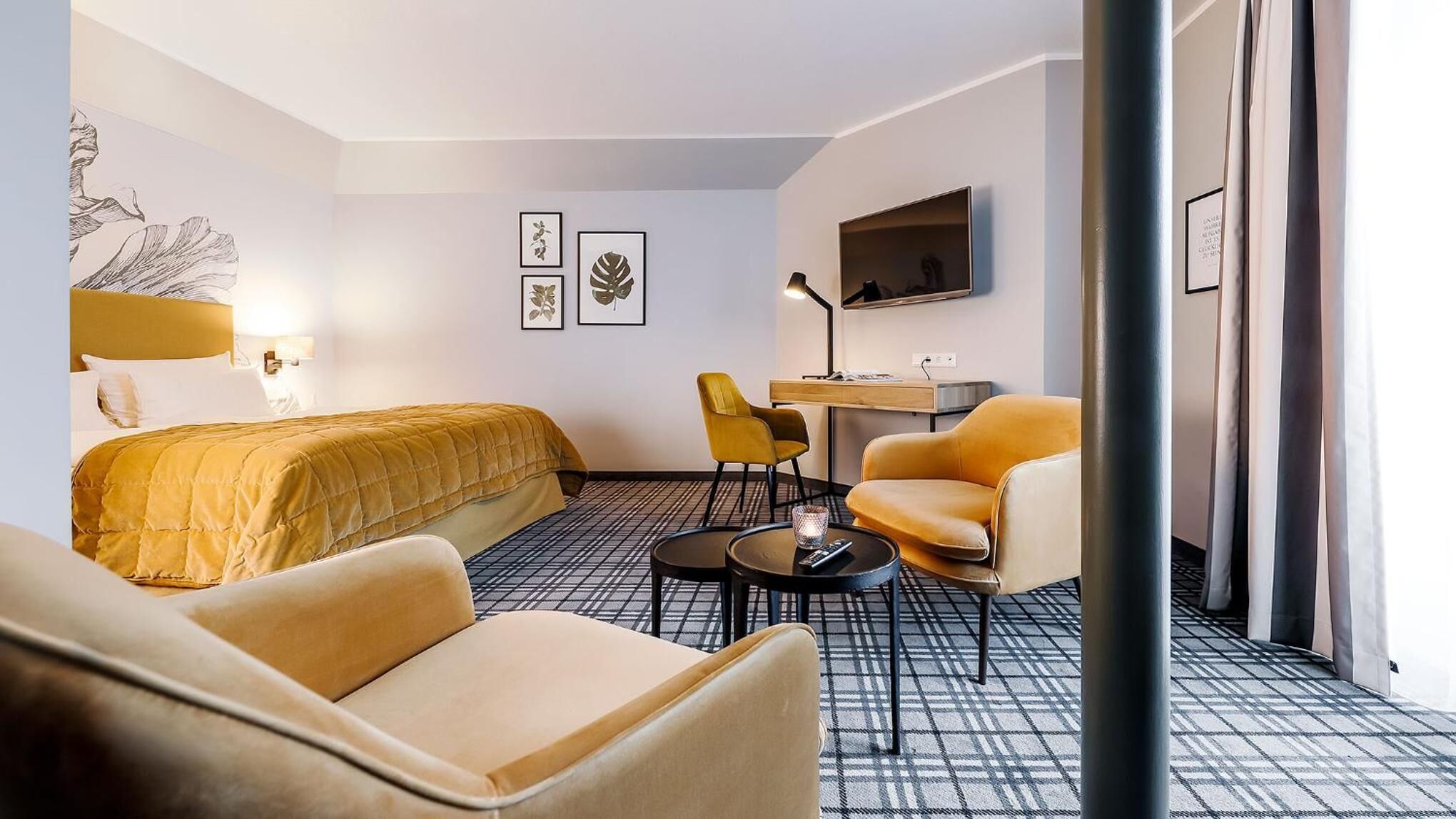 Bộ đồ giường cao cấp, minibar, két bảo mật tại phòng, bàn 