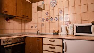 Fridge, stovetop, coffee/tea maker, electric kettle