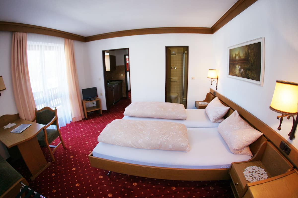 Chambre Double, balcon | 1 chambre, coffres-forts dans les chambres, bureau, Wi-Fi gratuit