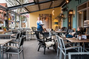 บริการอาหารเช้า อาหารกลางวัน อาหารเย็น, อาหารนานาชาติ