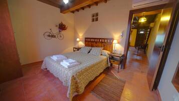 1 sovrum, skrivbord, mörkläggningsgardiner och strykjärn/strykbräda