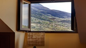 Ein Fenster mit Blick auf eine Berglandschaft.