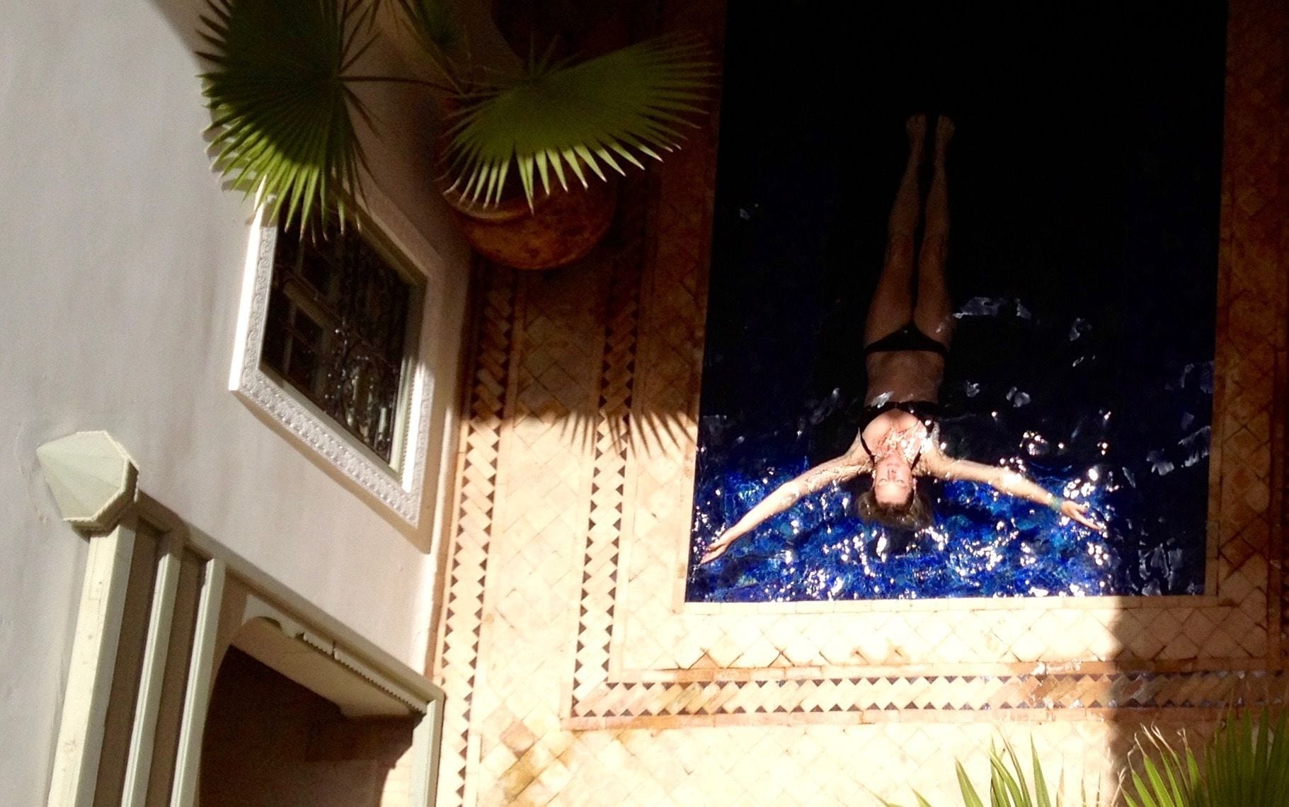 Piscine extérieure, chaises longues