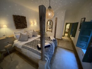 Minibar, in-room safe, individually decorated, individually furnished - Riad Timila (Marrakech)