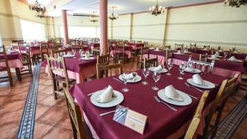 Serveert lunch en diner, lokale gerechten