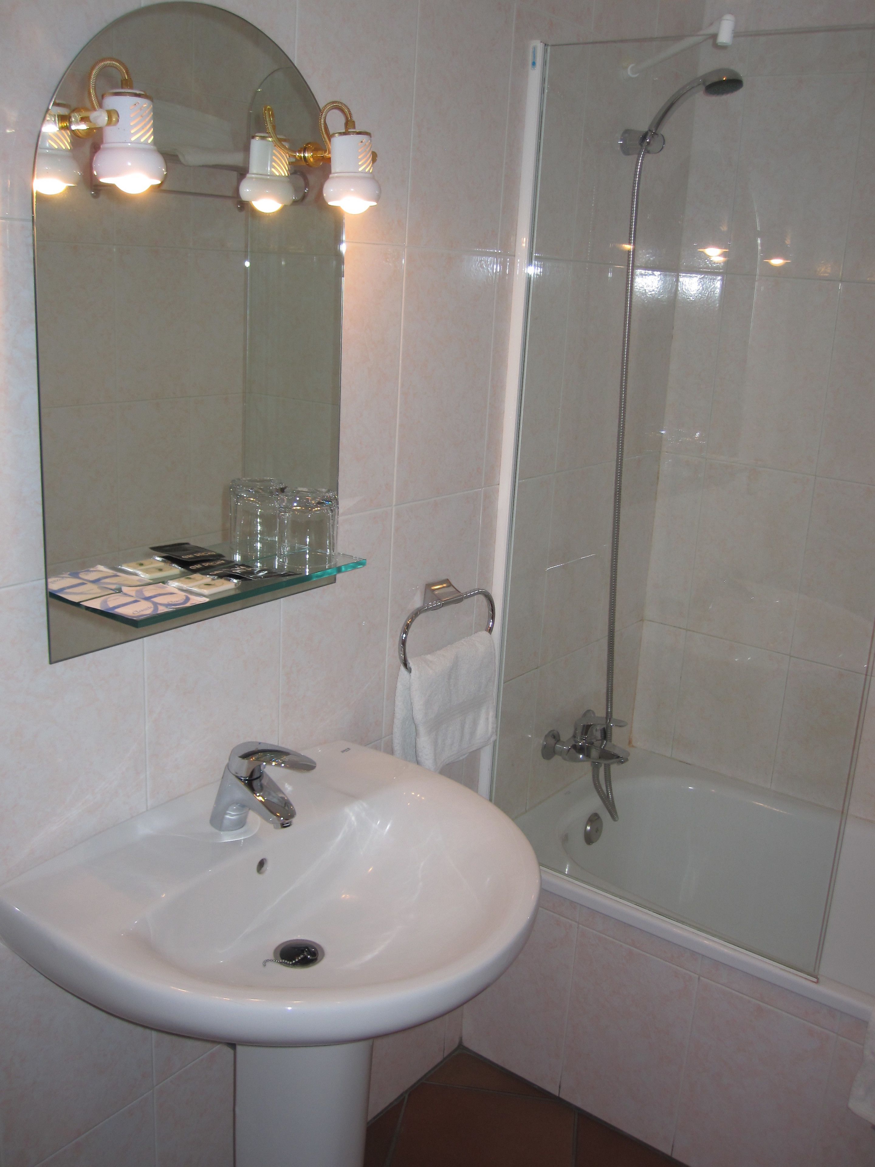 Habitación doble | Baño | Tina con regadera, amenidades de baño gratuitas, secadora de cabello 