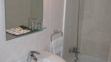 Habitación doble | Baño | Tina con regadera, amenidades de baño gratuitas, secadora de cabello