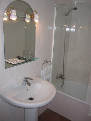Doppelzimmer | Badezimmer | Duschwanne, kostenlose Toilettenartikel, Haartrockner, Handtücher
