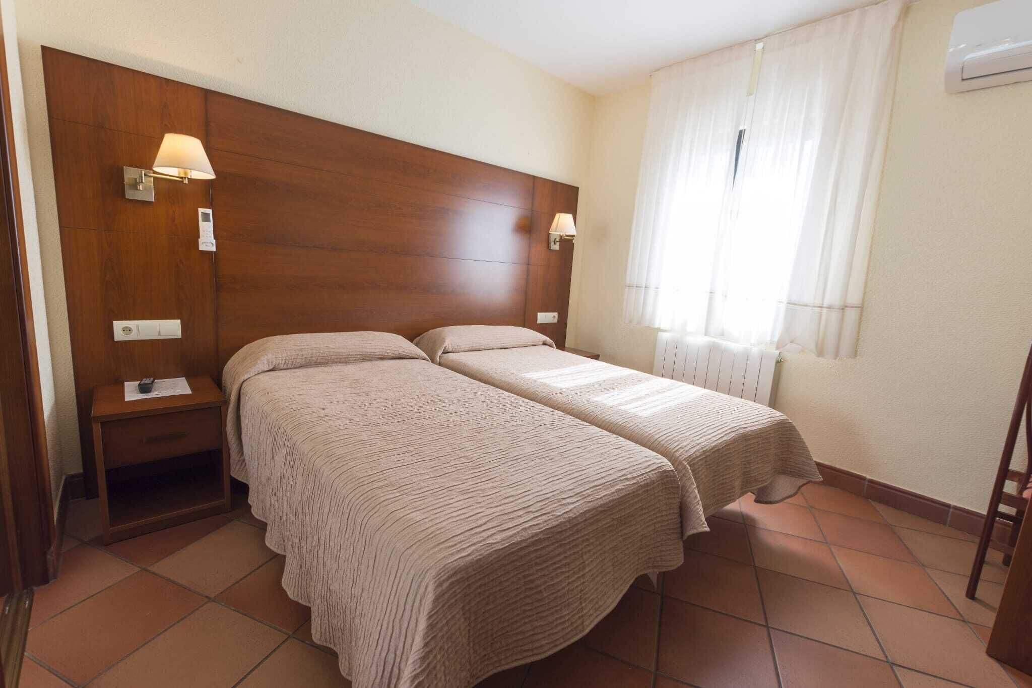 Escritorio, cortinas opacas, wifi gratis y ropa de cama