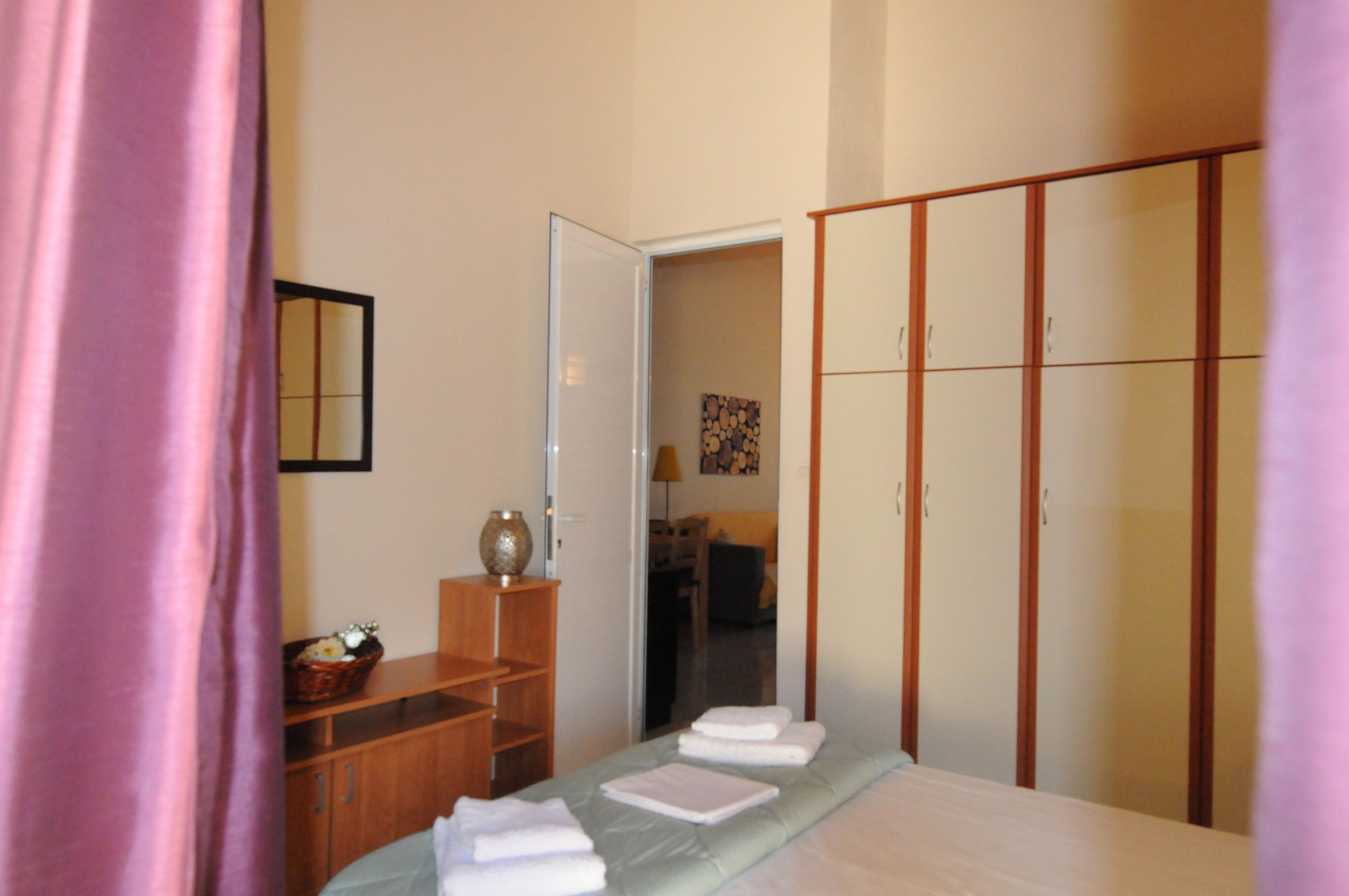 2 habitaciones, tabla de planchar con plancha y cunas gratuitas 