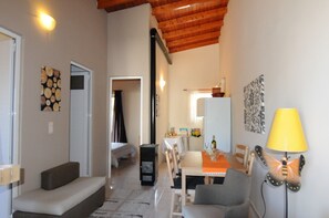 Casa, 2 habitaciones | Sala de estar | Televisión de pantalla plana y chimenea 