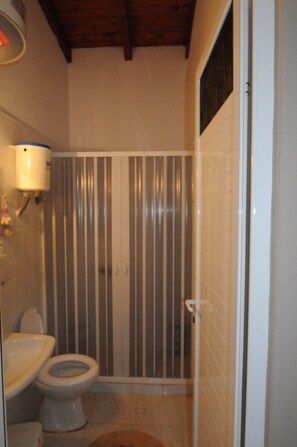 Maison, 2 chambres | Salle de bain | Douche, serviettes fournies, papier toilette