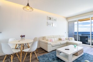 Panoramic Apartment, 1 Bedroom, Lanai, Sea View | Living room | Flat-screen TV - Monumental Apartment (Funchal)