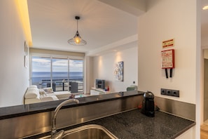 Panoramic Apartment, 1 Bedroom, Lanai, Sea View | Private kitchen | Full-size fridge, microwave, oven, stovetop - Monumental Apartment (Funchal)