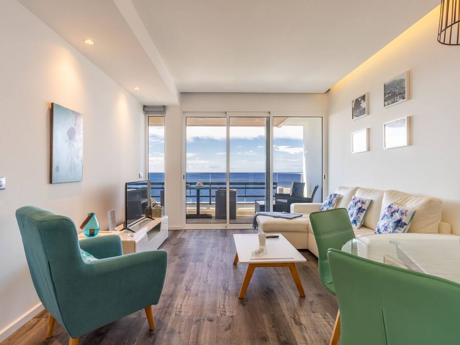 Appartement Ville, 1 chambre, vue sur l’océan, au bord de l’océan | Salle de séjour | Téléviseur à écran plat