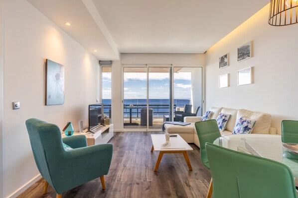 City Apartment, 1 Bedroom, Ocean View, Oceanfront | Living room | Flat-screen TV - Monumental Apartment (Funchal)