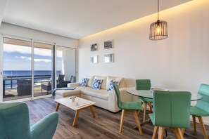 Leilighet – city, 1 soverom, havutsikt, ved havkanten | Oppholdsrom | Flatskjerm-TV