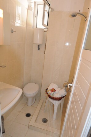 Apartment, 1 Bedroom, Ground Floor | Bathroom