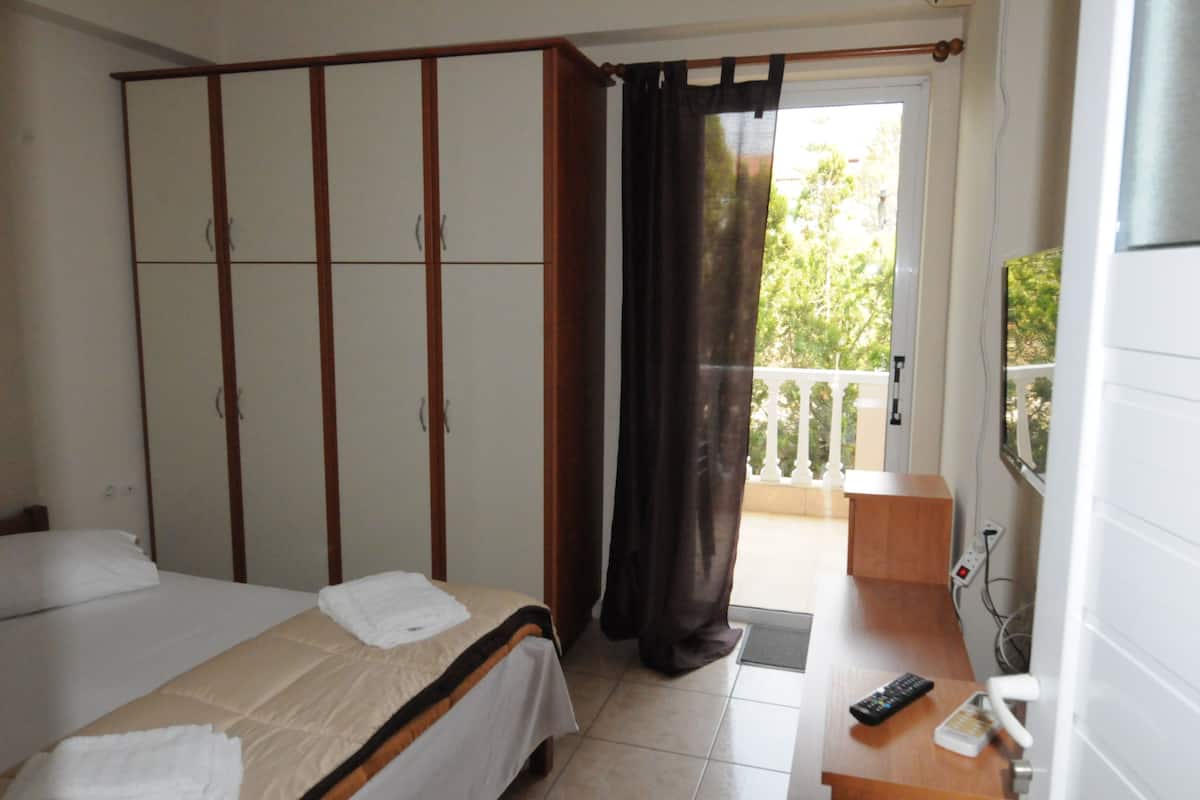 Apartment, 1 Bedroom, Ground Floor | 1 bedroom, iron/ironing board, free cribs/infant beds, rollaway beds