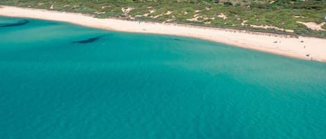 In Strandnähe, Liegestühle, Sonnenschirme, 2 Strandbars