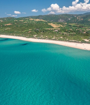 Perto da praia, espreguiçadeiras, guarda-sóis, 2 bares na praia 