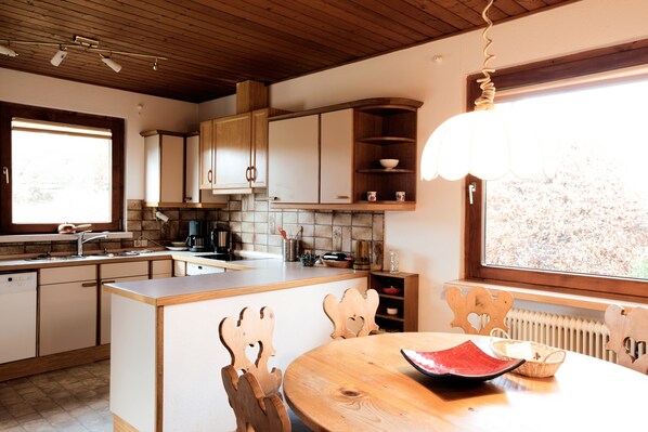 Fridge, microwave, oven, stovetop - Haus Fink (Innsbruck)
