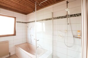 Family House | Bathroom | Separate tub and shower, hair dryer, slippers, towels - Haus Fink (Innsbruck)