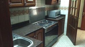 Appartement Confort, 2 chambres, cuisine | Cuisine privée | Réfrigérateur, micro-ondes, cafetière/bouilloire