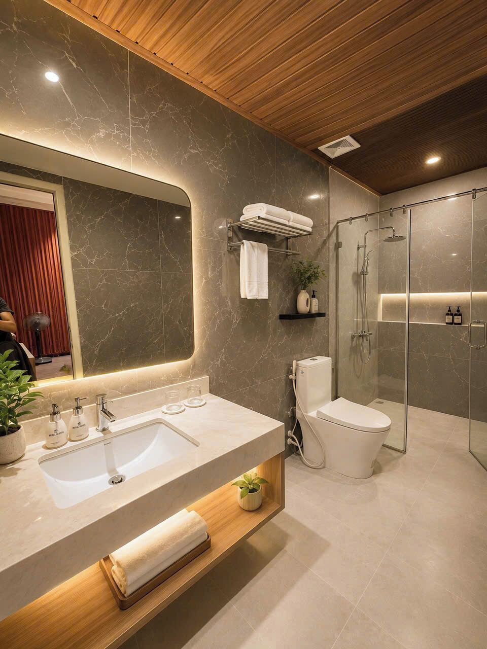 Executive Double Room | Bathroom | Combined shower/bathtub, free toiletries, hair dryer, slippers