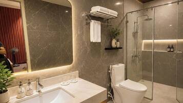 Executive Double Room | Bathroom | Combined shower/bathtub, free toiletries, hair dryer, slippers