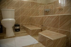 Een bad/douchecombinatie, een bubbelbad, gratis toiletartikelen