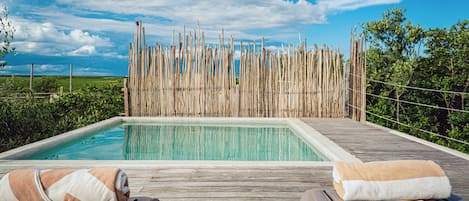 Piscine extérieure, chaises longues