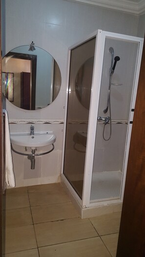 Doppia Standard, 1 letto matrimoniale | Bagno | Doccia, set di cortesia gratuito, asciugamani