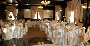 Breakfast, lunch, dinner served; local and international cuisine