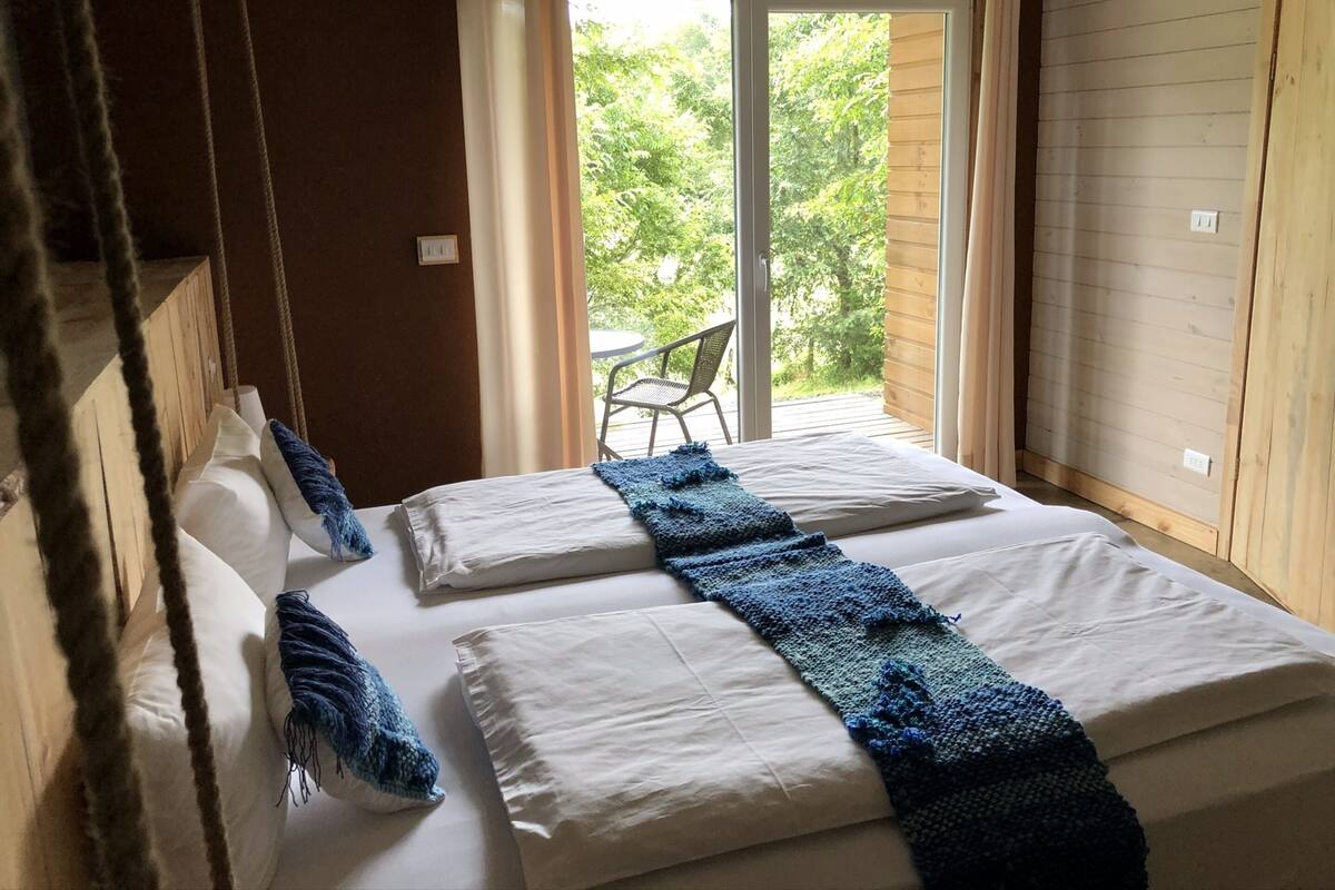Individually decorated, free cribs/infant beds, rollaway beds, free WiFi