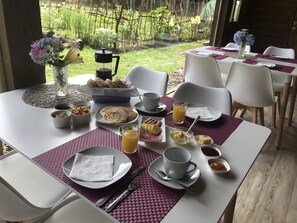 Free daily continental breakfast - Elementos Eco Lodge (Pucón)