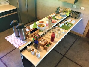 Free daily continental breakfast - Elementos Eco Lodge (Pucón)