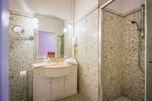 Superior Double Room | Bathroom | Shower, towels - Hotel Fabrizio (Caorle)