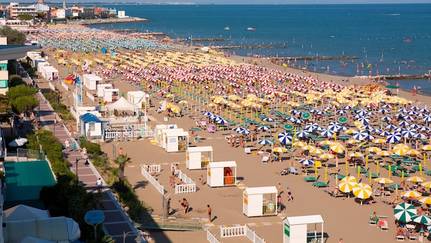 A crowded beach with numerous umbrellas and beach chairs. - Hotel Fabrizio (Caorle)