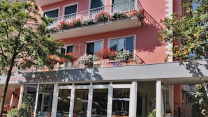A multi-story building with balconies adorned with flowers. - Hotel Fabrizio (Caorle)