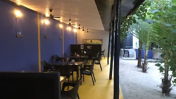 2 restaurants, international cuisine