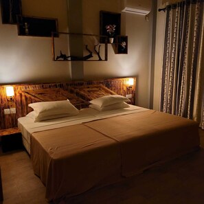 Habitación doble estándar, vista al jardín | 1 habitación, ropa de cama de alta calidad y minibar 