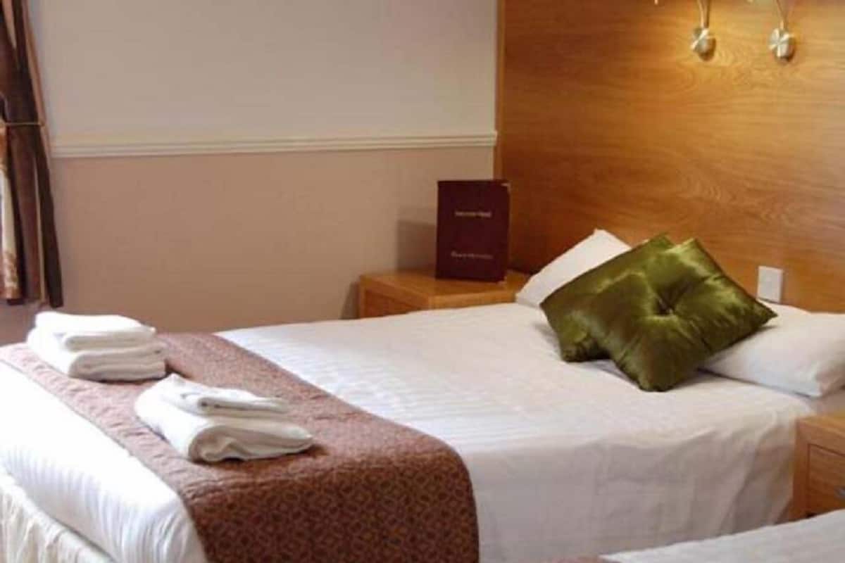 Double Room | Desk, bed sheets