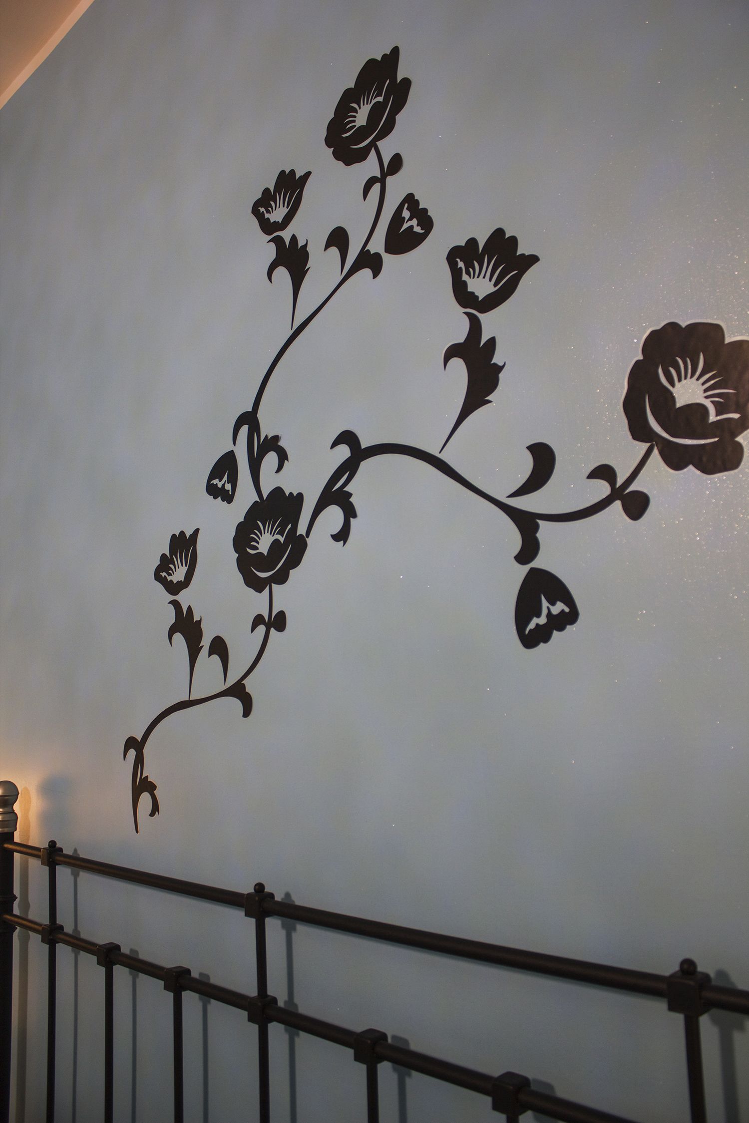 Un mur orné d’un motif floral.