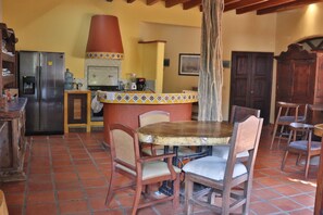 Nevera en la zona común, horno, placa de cocina y licuadora