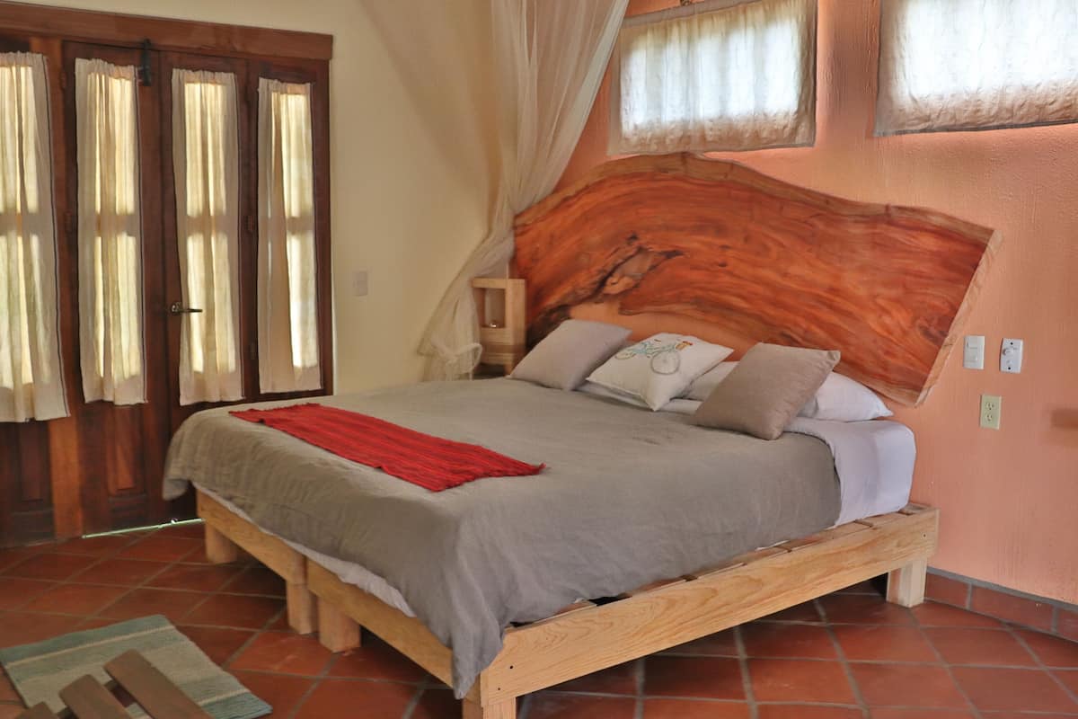 Triny Room | Individually decorated, iron/ironing board, free WiFi, bed sheets