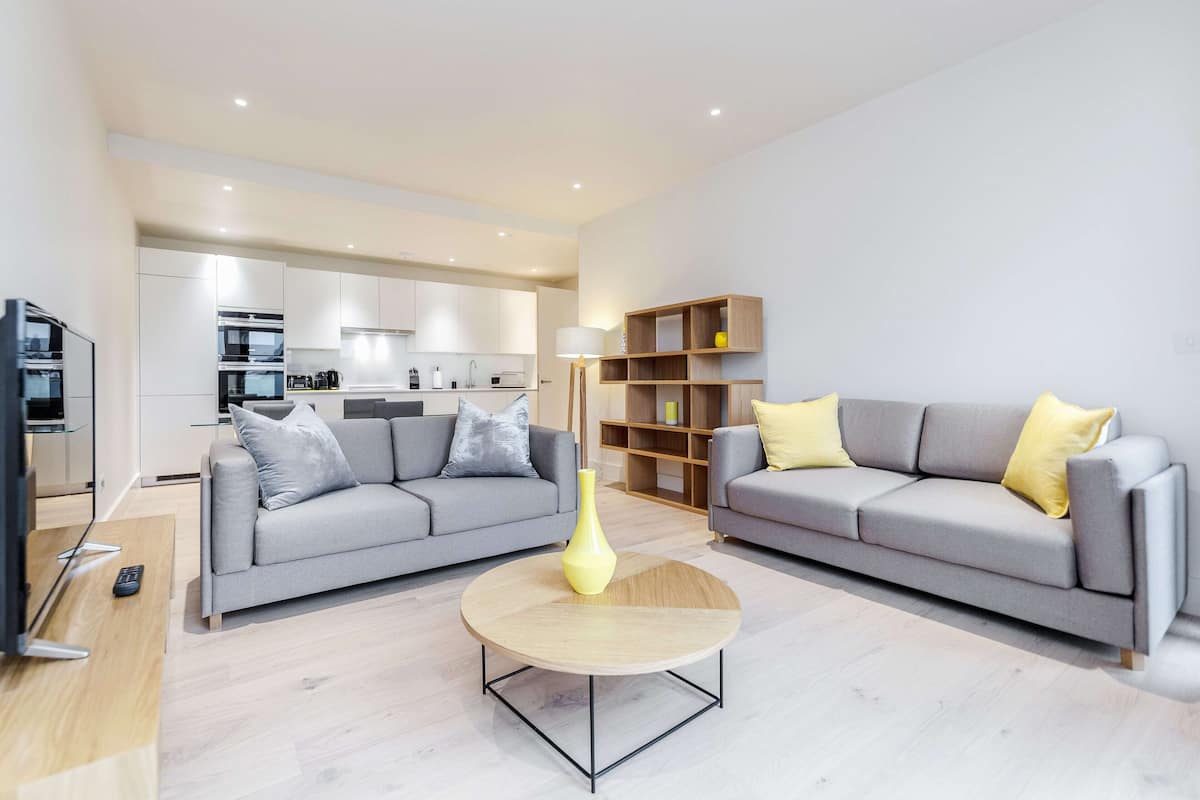 Chic 1 bed at Pear Place with balcony - PP04 | Area soggiorno | TV a schermo piatto