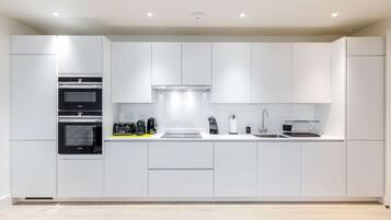 Refrigerador con freezer, microondas, horno, placa de cocina