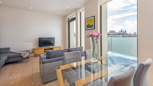 Chic 1 bed at Pear Place with balcony - PP05 | Coin séjour | Télévision à écran plat